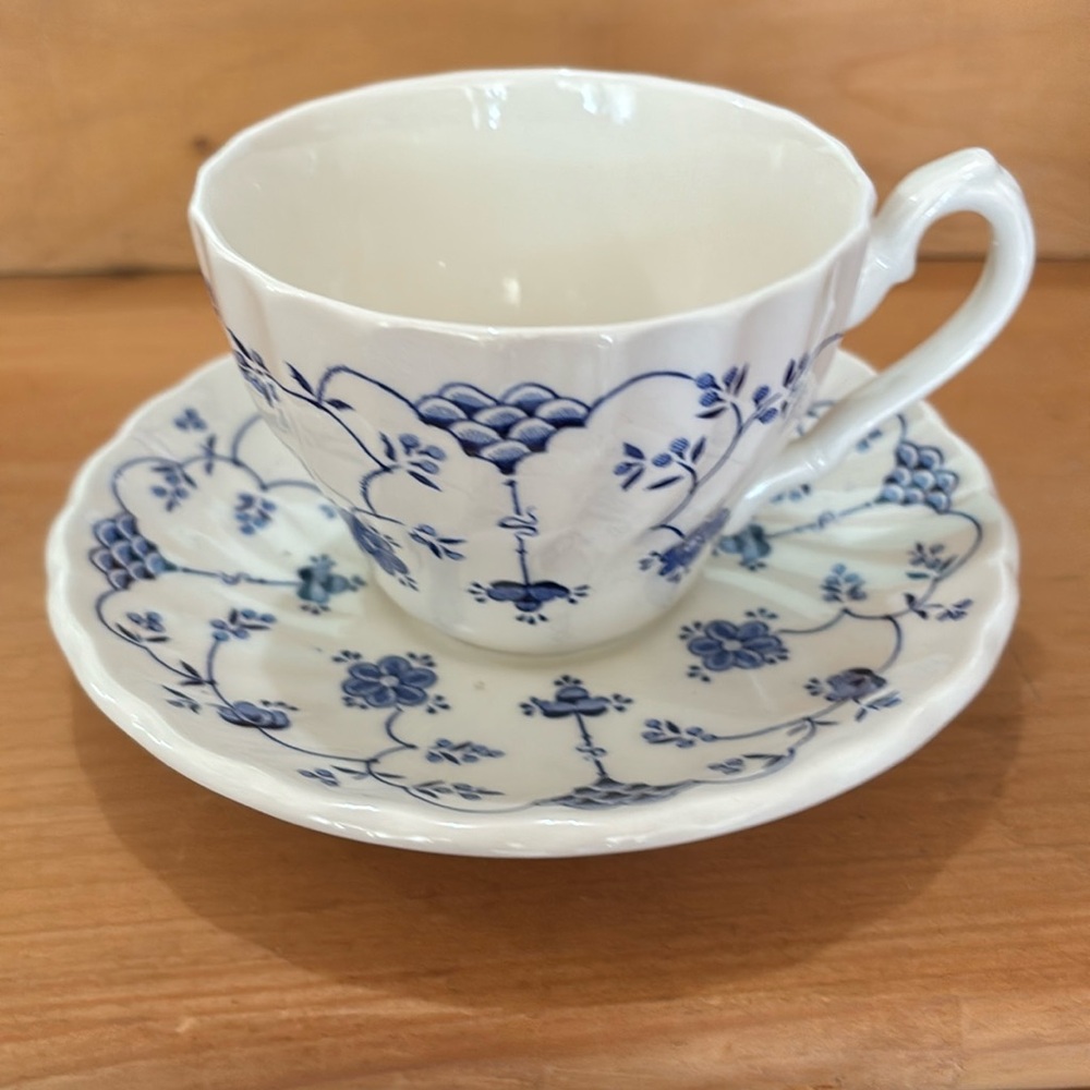 Beautiful tea cups and saucers. Set of 8